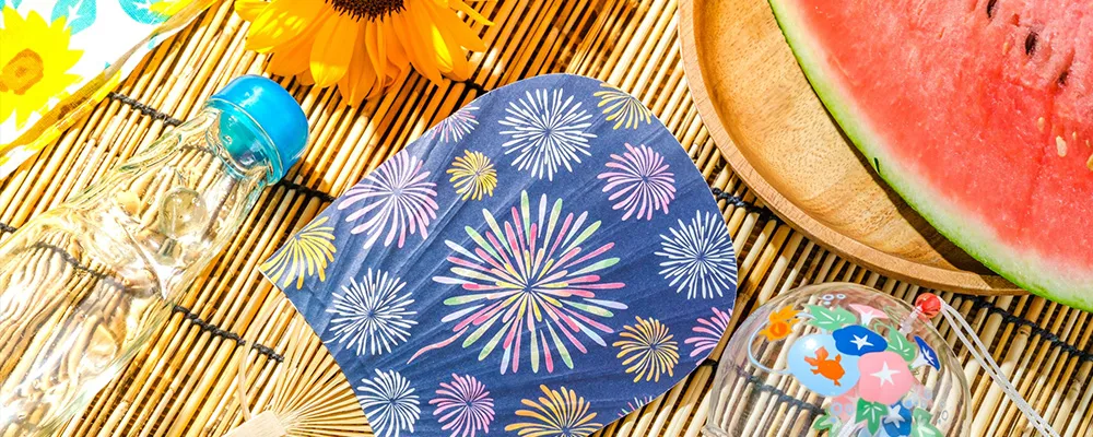 夏らしいうちわやスイカ、ラムネなどの画像