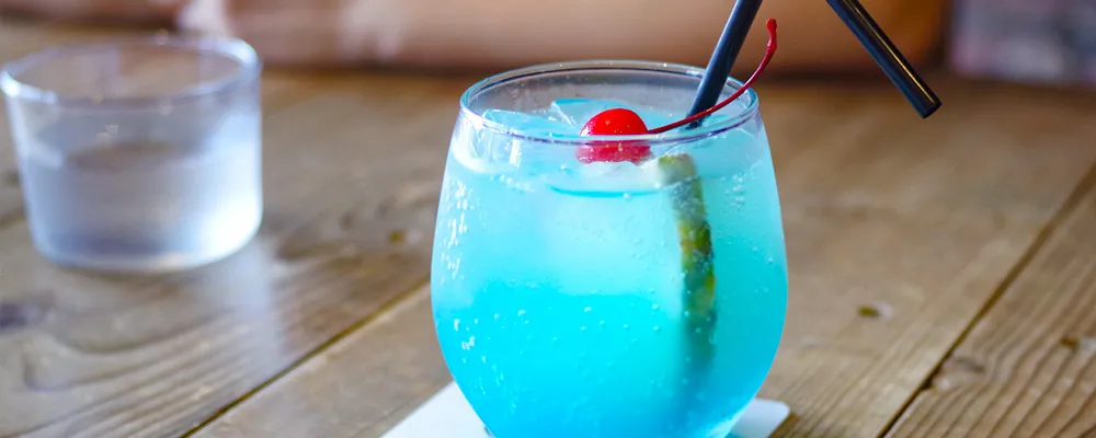 冷たいお洒落なブルー色の飲み物
