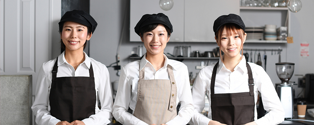 挨拶をする3人の店員
