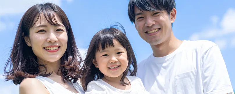 子連れの家族が笑顔になっている様子