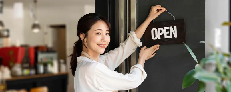 店を開けている店員
