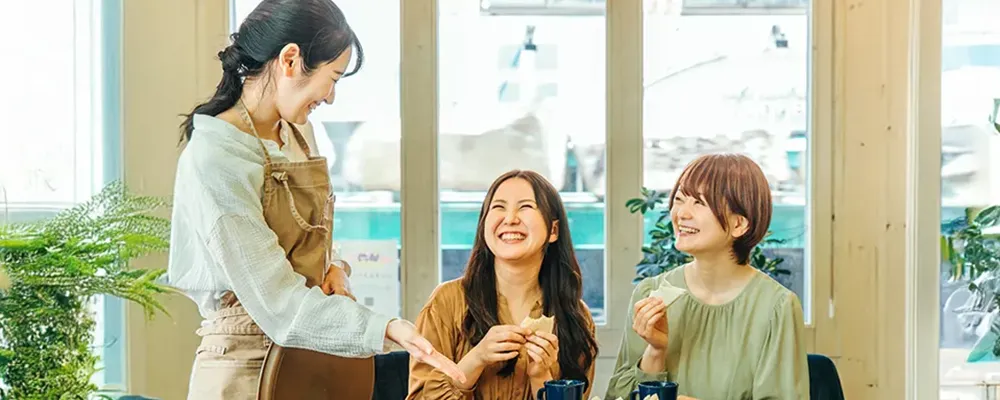 店員がお客さんに食事を提供している様子