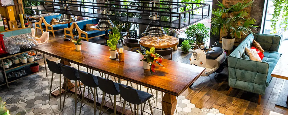 開放感あふれるモダンで遊び心のあるカフェ空間の画像