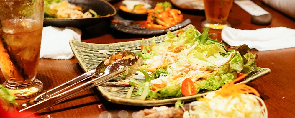 料理とドリンクが写っている