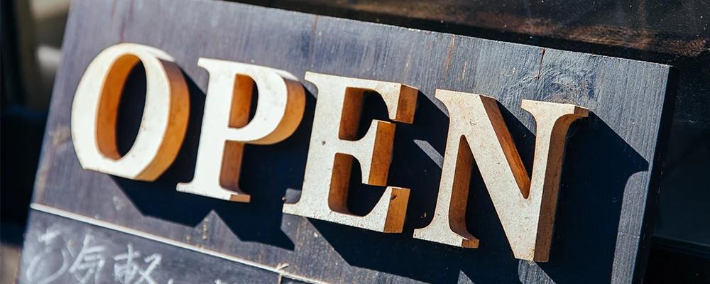 木製の立体文字で「OPEN」と書かれた看板の画像