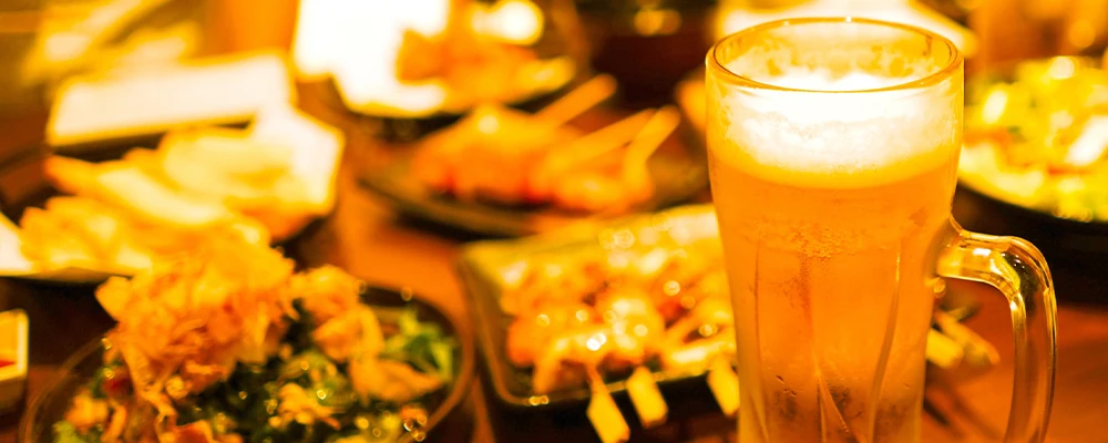 ビールとお料理が写っている画像
