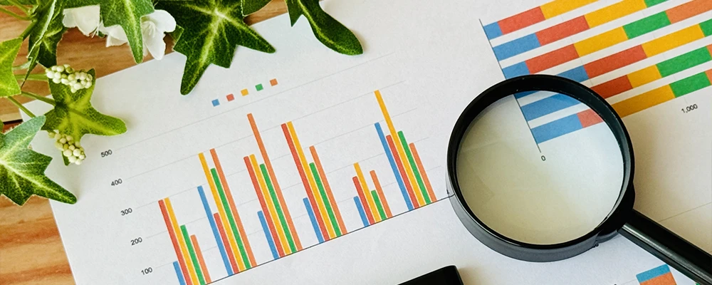 グラフ用紙と虫眼鏡が写っている画像