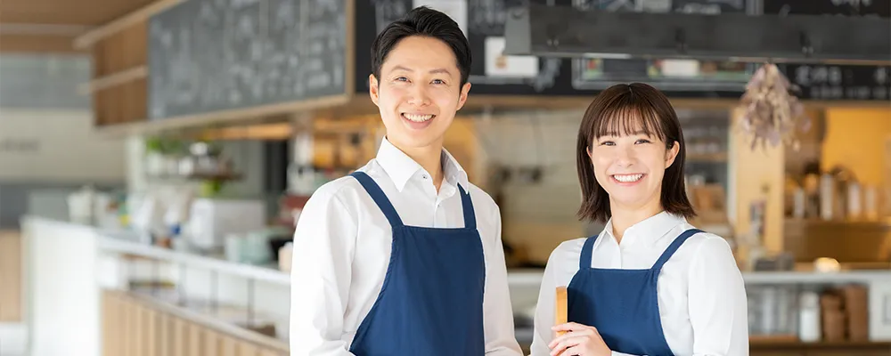 笑顔のカフェスタッフの画像