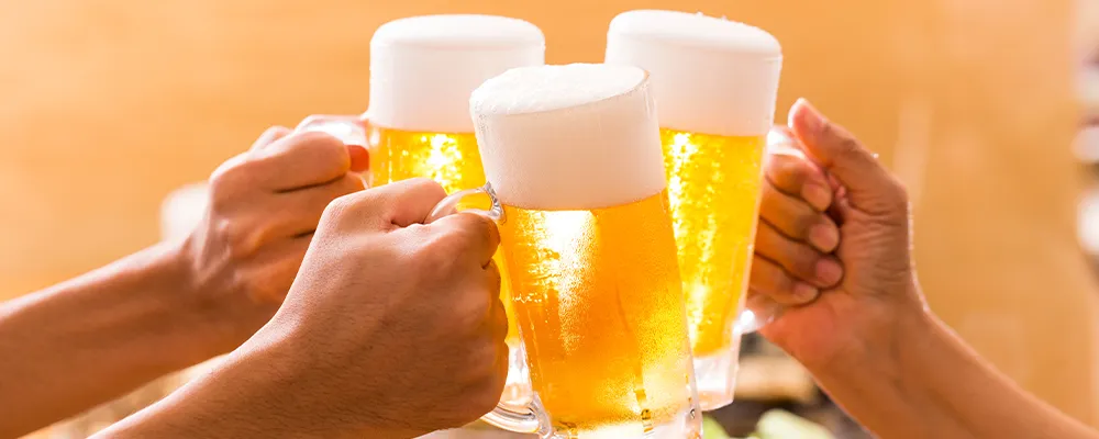 ビールで乾杯している写真