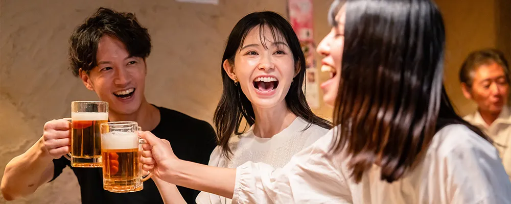 ビールで乾杯する人々の画像