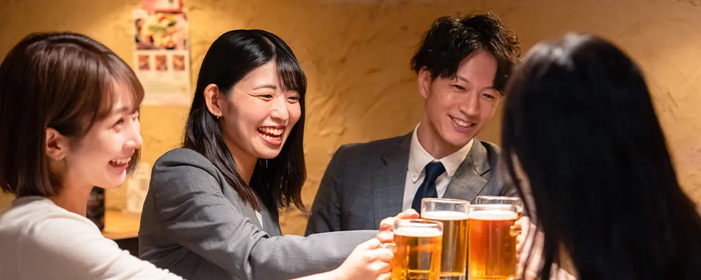 ビールで乾杯するビジネスマンたちの画像