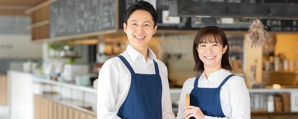 二人の笑顔の飲食店スタッフの画像
