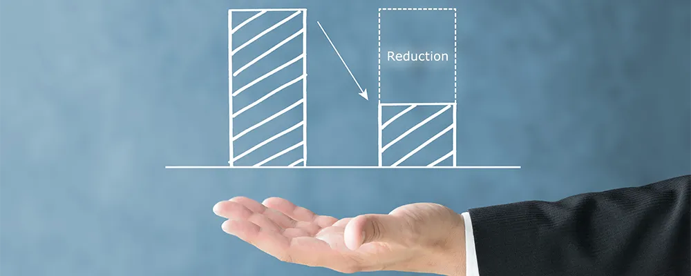 減少するグラフとReductionの文字の画像