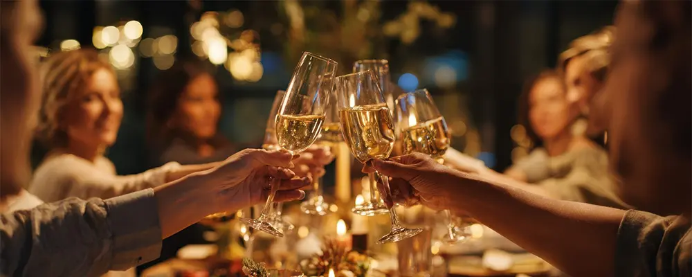 ワインで乾杯している様子