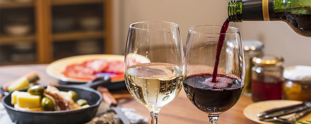 ワインが注がれている様子