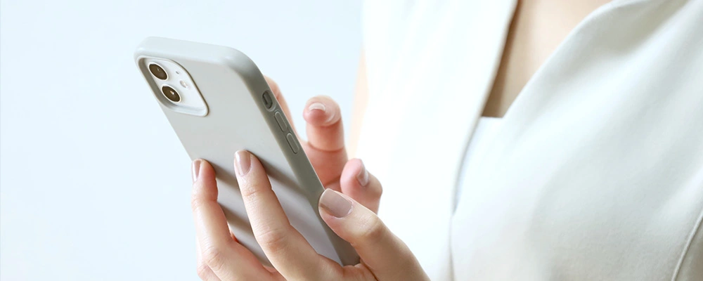 スマホを見ている様子