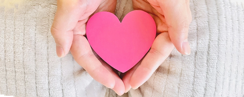 手にハートを載せている様子