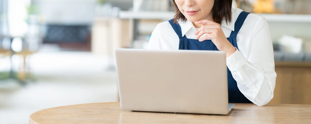 パソコンを見ている店員の様子