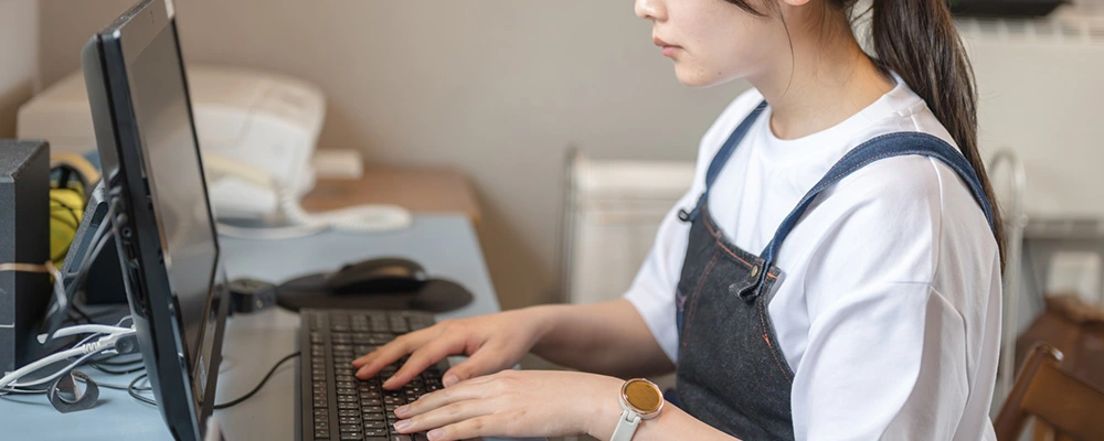 従業員がキーボードを打っている様子