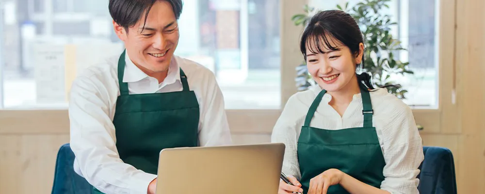 会話をする従業員たちの様子